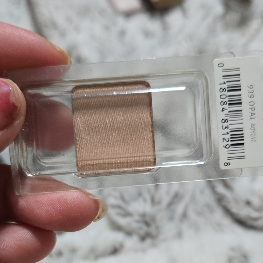 AVEDA Opal Eyeshadow - Soft Tan